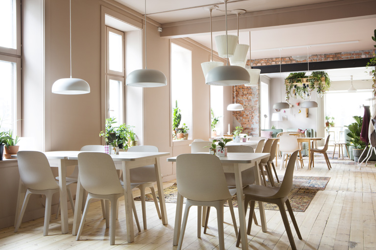 Hemtrevligt kafé i urbana omgivningar Hemtrevligt kafé i urbana omgivningar