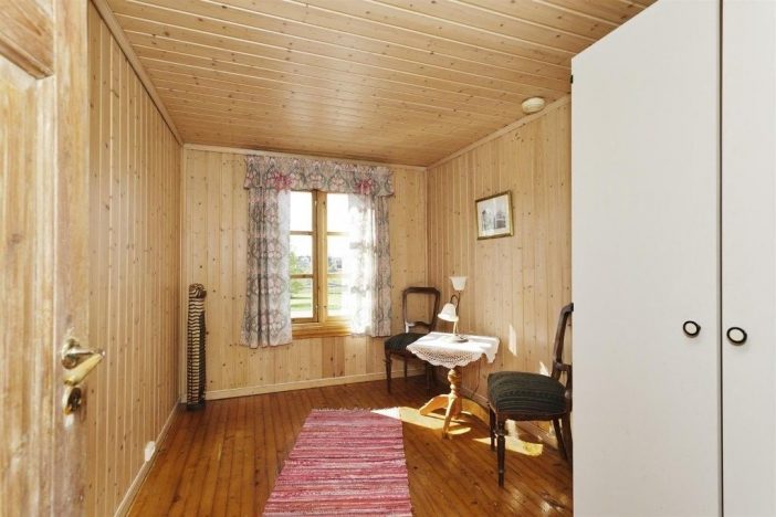 Innan renovering sommarhus sovrum