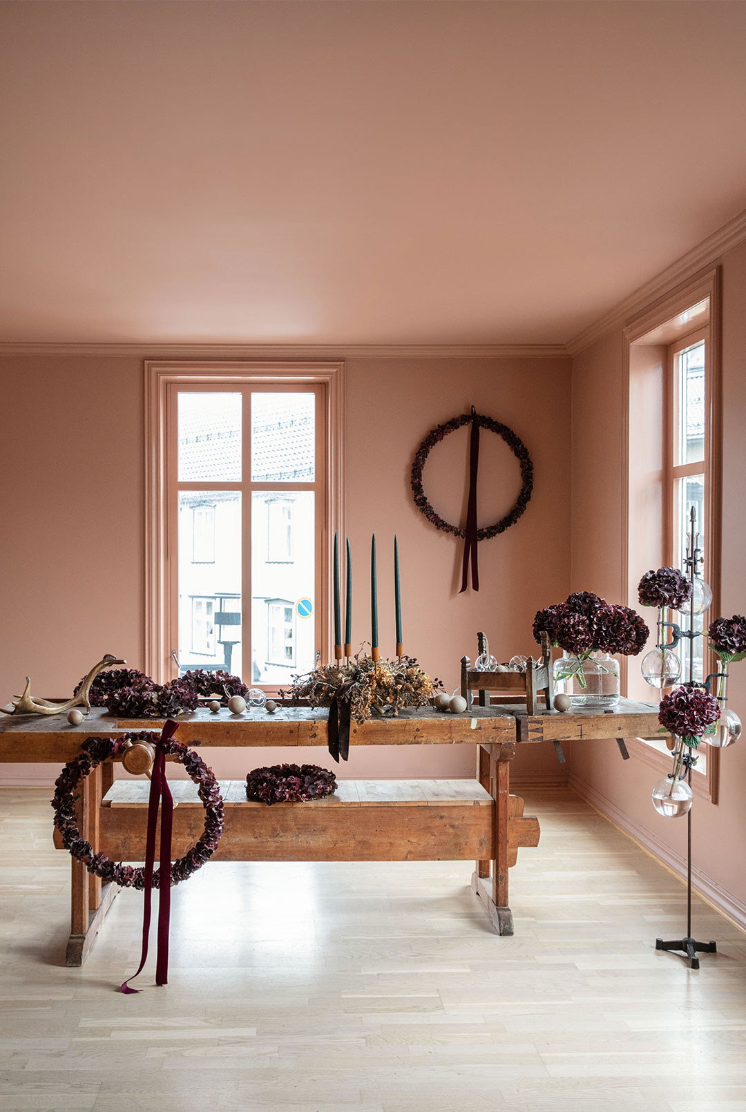 Skapa julstämning med blommor och varma färger Skapa julstämning med blommor och varma färger