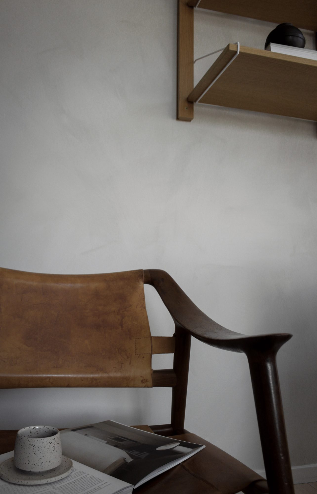 Vacker stol framför vacker vägg som är målad med vår kalkfärg LADY Minerals i 8470 Smooth White.