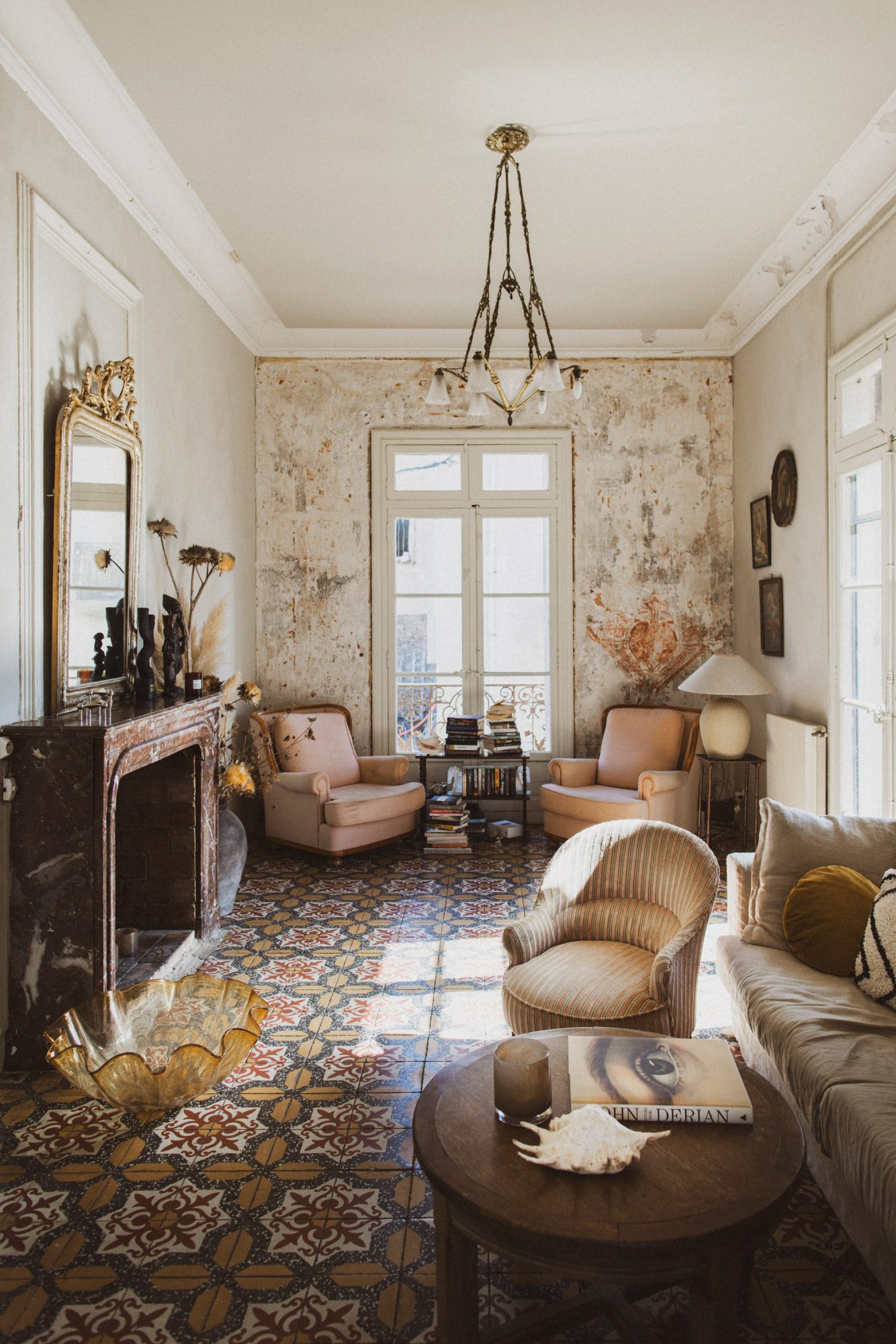 Vardagsrummet hemma hos Krickelin i Frankrike. Väggarna är målade med LADY Pure Color och LADY Minerals i 1140 Sand.