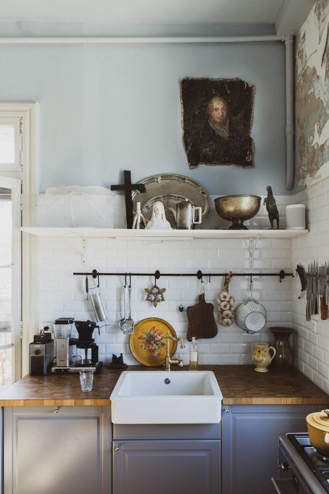 Köket hemma hos Krickelin i Frankrike. Väggen är målad med LADY Wonderwall 5452 Nordic Breeze.