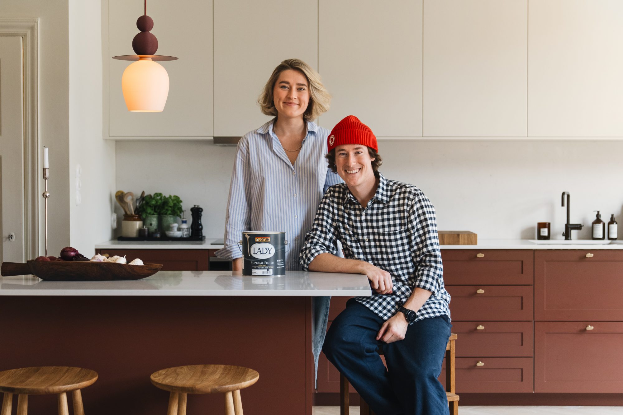 Mörkröda köksluckor hemma hos Marcus och Lisa Mörkröda köksluckor hemma hos Marcus och Lisa