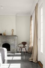 En gulaktig gråhvit tone